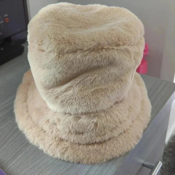TORRID reversible fur/nylon bucket hat - Picture 4 of 6